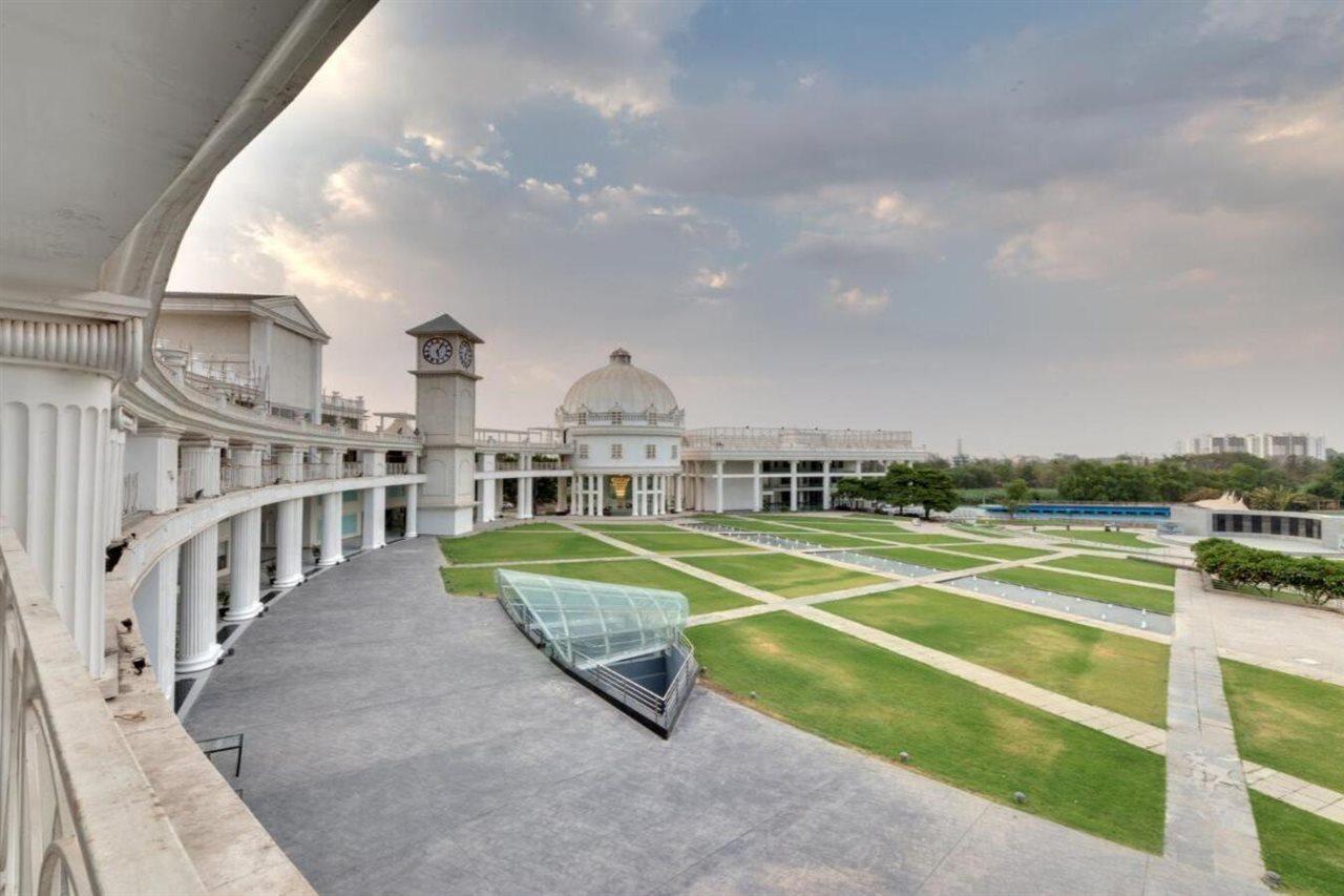 Hotel Amanora The Fern & Club Mundhwa