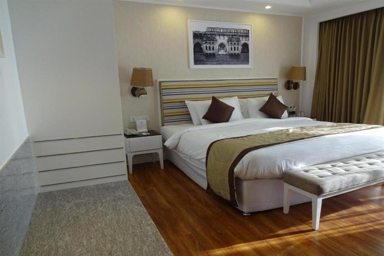 Amanora The Fern & Club 5*