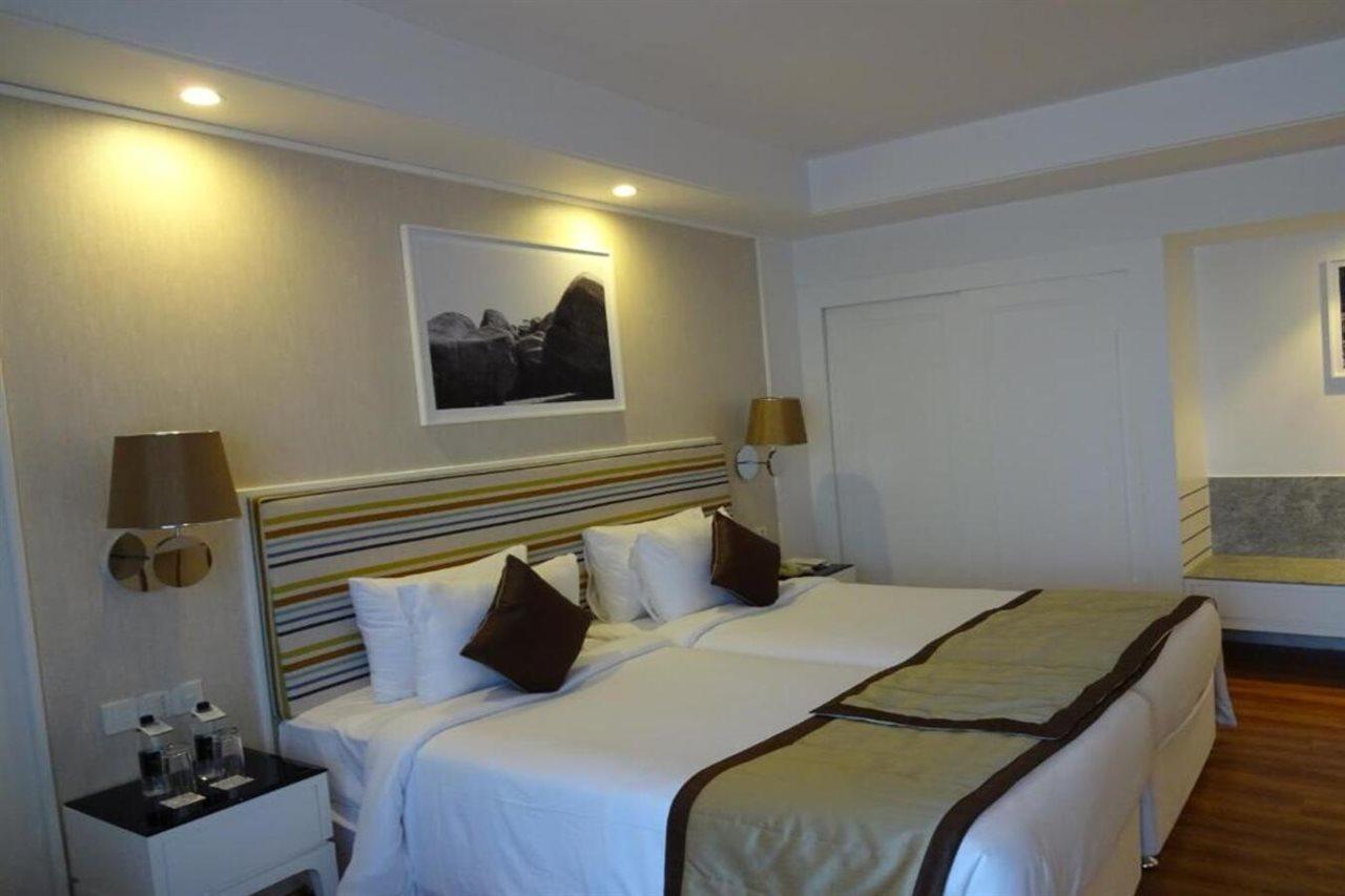 Hotel Amanora The Fern & Club Mundhwa