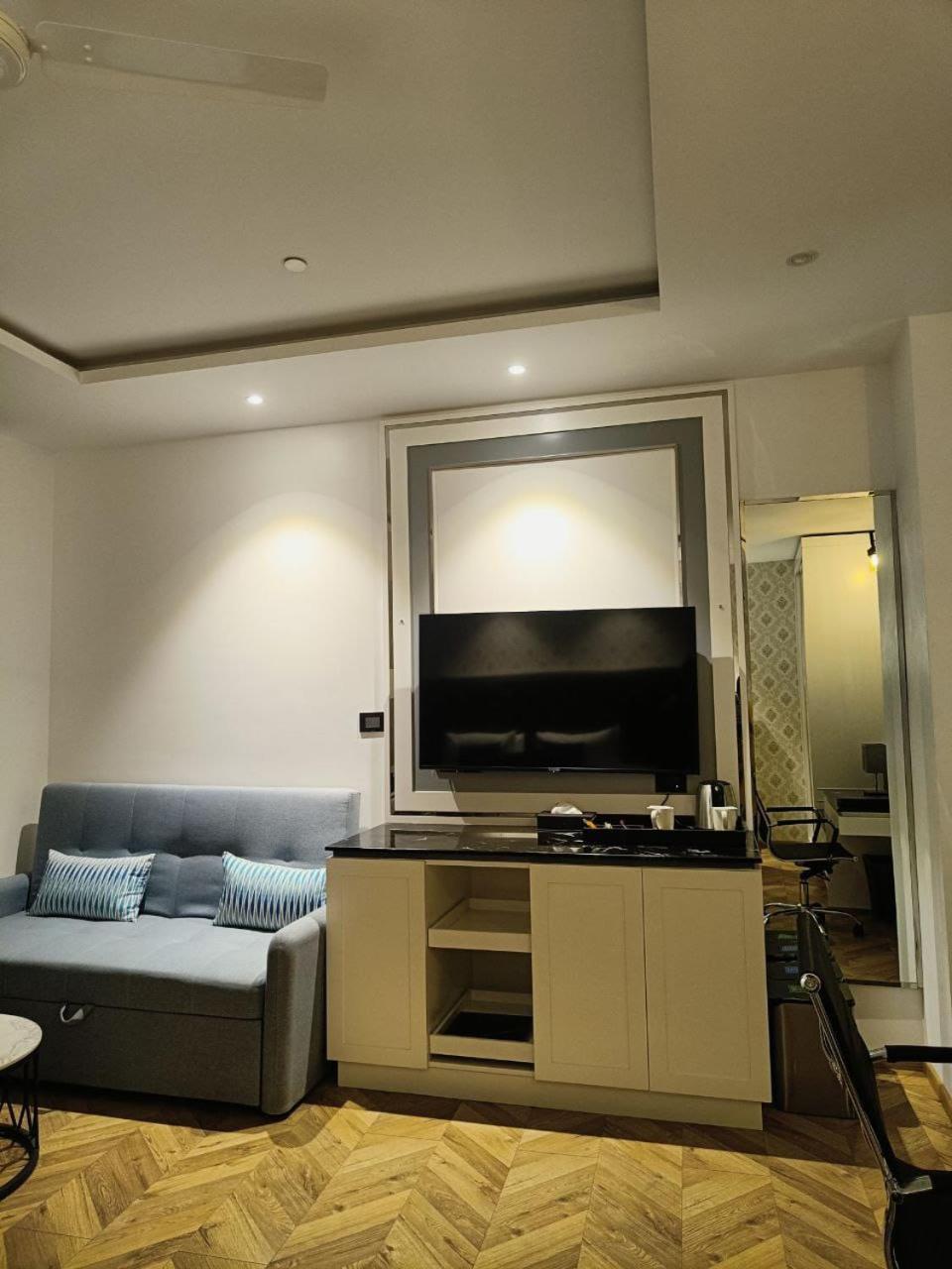 Hotel Amanora The Fern & Club Mundhwa
