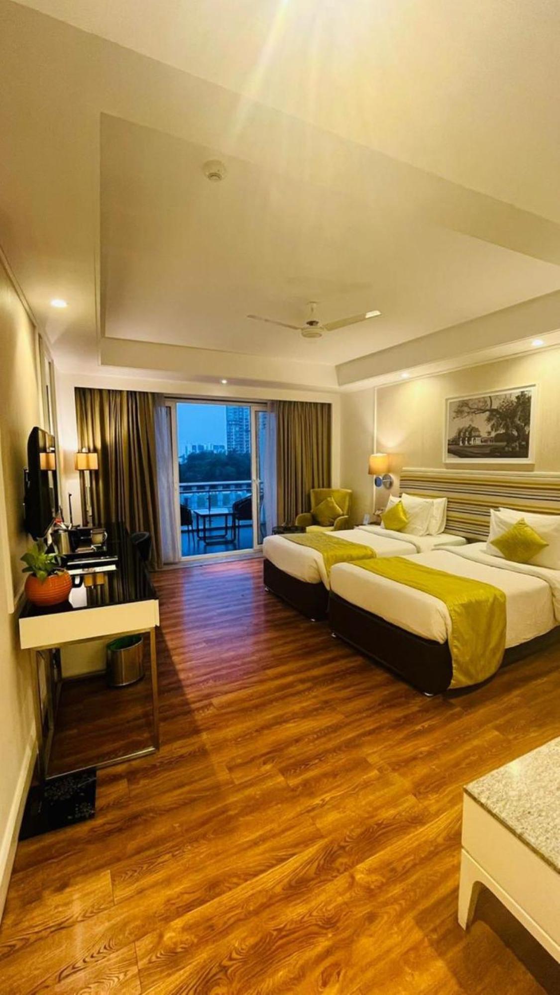 Hotel Amanora The Fern & Club Mundhwa