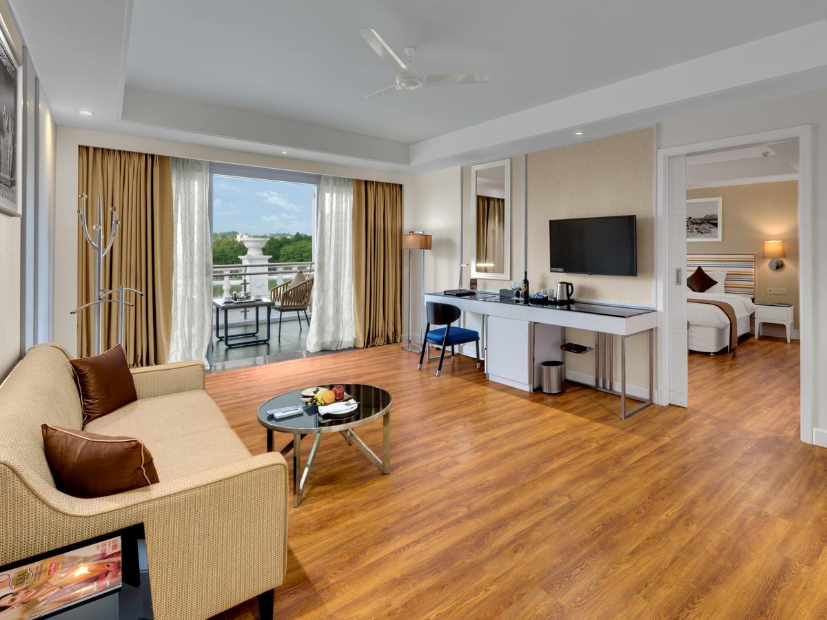 Amanora The Fern & Club Hotel 5*